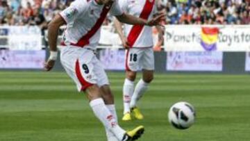PREPARADO. José Carlos dispara a puerta ante la presencia de Javi Fuego.