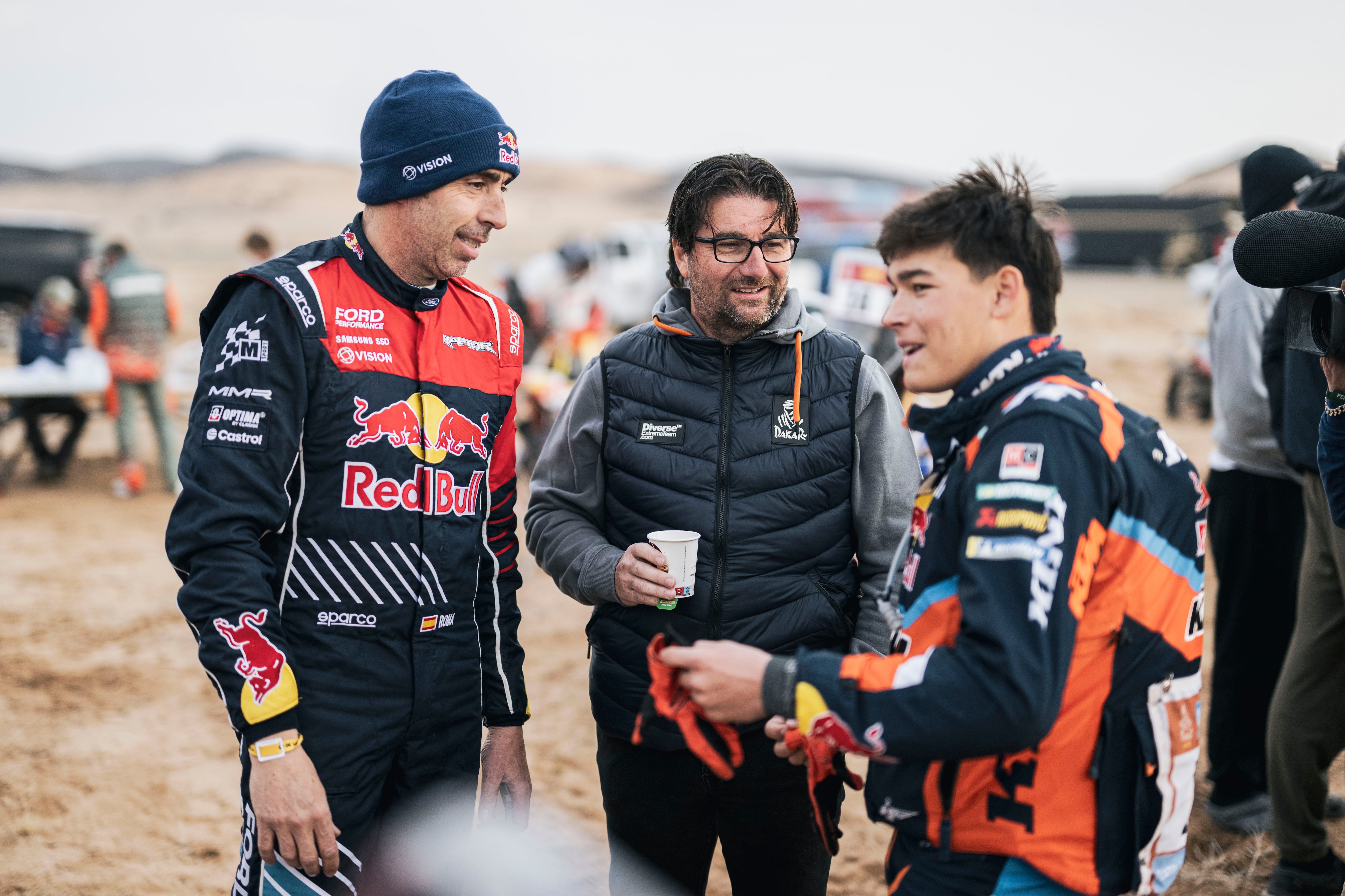 David Castera, con Nani Roma (Ford) y Edgar Canet (KTM) en el pasado Dakar.