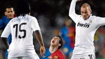 <b>OBESIÓN CON MESSI</b>. El Madrid salió al Camp Nou con el propósito de frenar a Messi desde el primer minuto. El argentino fue objeto de varias faltas. Primero le derribó Ramos y en el minuto 10 llegó la falta de Sneijder. Fue tras una pérdida de Higuaín, Messi controló el balón y el holandés le pisó el tobillo izquierdo.