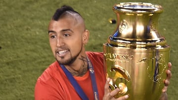 Chile&#039;s Arturo Vidal celebrates with the trophy after winning the Copa America Centenario final by defeating Argentina in the penalty shoot-out in East Rutherford, New Jersey, United States, on June 26, 2016.  / AFP PHOTO / Don EMMERT