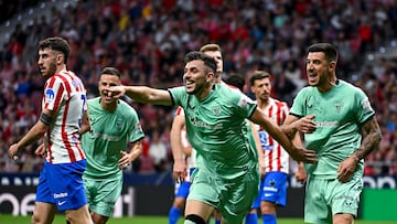 MADRID, 25/04/2026.- El defensa del Athletic Aitor Paredes (c) celebra tras marcar el 0-1 durante el partido de la jornada 32 de LaLiga entre Atlético de Madrid y Athletic Club Bilbao, este sábado en el estadio Riyadh Air Metropolitano de Madrid. EFE/ Fernando Villar