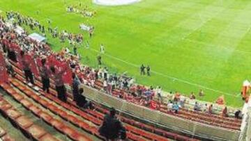 <b>COLORIDO. </b>Las banderas del Centenario ondean domigo tras domingo en el estadio hispalense. El rojo se apodera del estadio de Nervión.