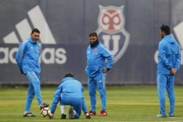 El entrenador de  de Universidad de Chile Angel Hoyos es fotografiado junto al portero Fernando de Paul  durante  el entrenamiento  en las canchas del CDA en Santiago, Chile.