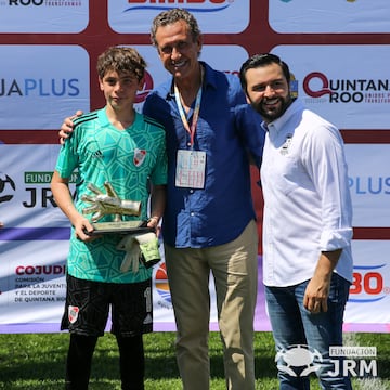 Rodolfo Durante, mejor portero del The Football Games Cancún 2023, recibiendo el premio de manos de Jorge Valdano.