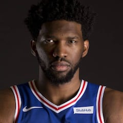 Joel Embiid advierte a Ayton: "Le van a patear el culo este año"