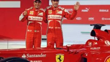 Alonso, con Massa en la presentación de uno de los Ferraris; el brasileño fue su compañero en cuatro de los cinco años de rojo.