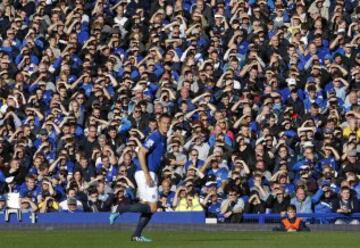 OCTUBRE 2014. Aficionados del Everton se protegen del sol durante el partido de la Premier ante el Aston Vila en el Goodison Park de Liverpool, Inglaterra.