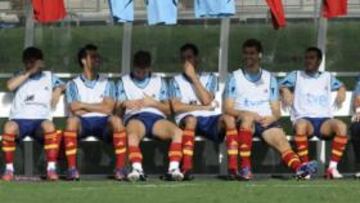 <b>MUCHO CALOR. </b>Los jugadores de la Selección se cubrieron del sol con camisetas en el banquillo.