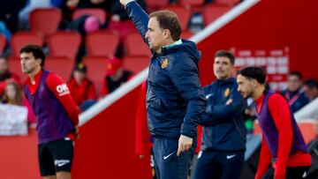 PALMA DE MALLORCA.- El técnico del Mallorca, Jagoba Arrasate, durante el encuentro correspondiente a la jornada 28 de Laliga EA Sports que han disputado hoy sábado Real Mallorca y Espanyol en el estadio de Son Moix.- EFE/CATI CLADERA.