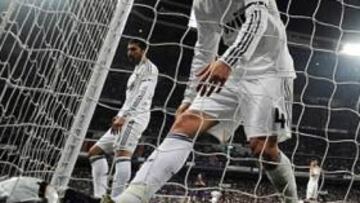 <b>CASILLAS: ENCAJÓ EL GOL 401</b>. Se libró ante el Racing, pero el Barcelona no le perdonó. Messi le marcó a Casillas el gol 400 en la Liga (Ramos recoge el balón en la red) y Pedro el 401.