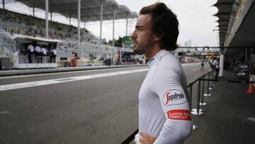 Alonso, frente al box de McLaren en un gran premio.