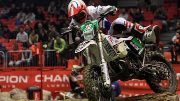 El piloto franc&eacute;s Fabien Poirot salta durante una vuelta de la prueba junior del Gran Premio Euskadi de SuperEnduro