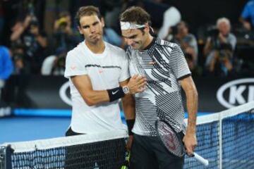 Rafa Nadal felicita a Roger Federer.