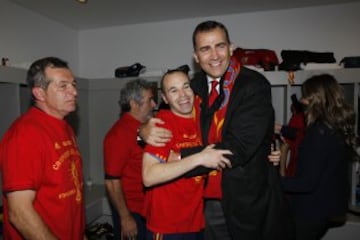 Andrés Iniesta celebra junto al príncipe Felipe, actual rey Felipe VI, la victoria de España en el Mundial de Sudáfrica