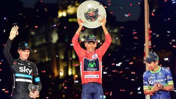 Nairo Quintana exhibe el trofeo de vencedor de la Vuelta en presencia de Chris Froome y Esteban Chaves, sus compañeros de podio.