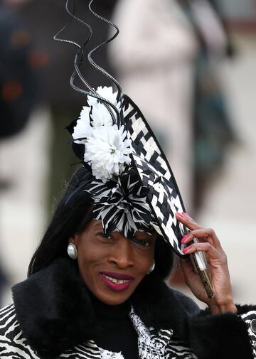 El Festival de Cheltenham, uno de los eventos hípicos más importantes del Reino Unido, se ha convertido en una pasarela de los sombreros más extravagantes.