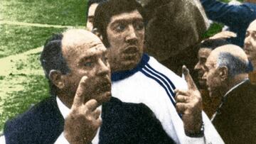 FOTO COLOREADA DI STEFANO EN EL BANQUILLO DEL VALENCIA COMO ENTRENADOR CUANDO EL VALENCIA SE PROCLAMO CAMPEON DE LIGA EN LA TEMPORADA 1970 / 1971