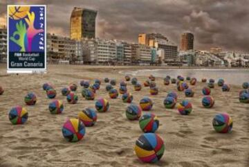 La playa de las Canteras amaneció plagada de balones.