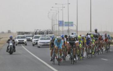 El pelotón rueda durante la segunda etapa de la Vuelta a Qatar, disputada entre Al Wakra y Al Khor Corniche, de 187,5 kilómetros.