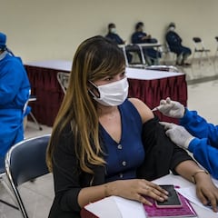 Oxford compara la reacción en el tiempo de Pfizer y AstraZeneca frente a la variante Delta