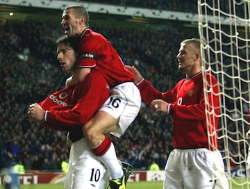 Manchester United's Ruud Van Nistelrooy (L) celebrates his penalty against Nantes with teammates Roy Keane (C) and David Beckham 