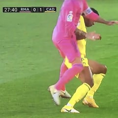 Iturralde: "Lo de Ramos es roja, el balón está a cinco metros"