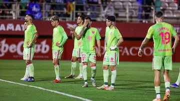 Rostros deceocionados de los jugadores del Málaga tras acabar el partido,