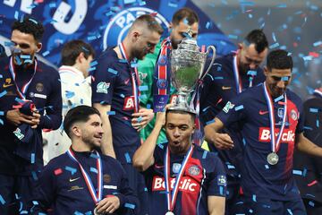 Kylian Mbappé, consigue la Copa de Francia con el PSG tras ganar al Olympique de Lyon.