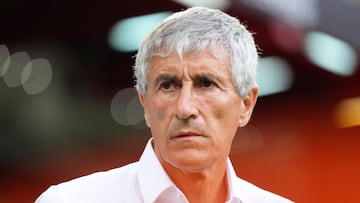 VALENCIA, SPAIN - MAY 03: Quique Setien, Head Coach of Villarreal CF, looks on prior to the LaLiga Santander match between Valencia CF and Villarreal CF at Estadio Mestalla on May 03, 2023 in Valencia, Spain. (Photo by Aitor Alcalde/Getty Images)