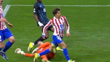 Patada de Mignolet a Giuliano.