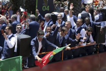 La selección portuguesa recorre las calles de Portugal en un autobús descapotable.