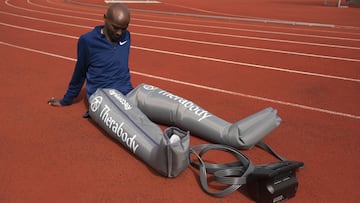 El atleta Mo Farah durante una sesión de terapia por compresión neumática.