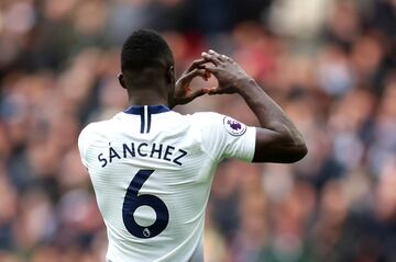 Tottenham gana 3-1 en casa con gol de Sánchez. Este es el noveno gol como profesional del colombiano.