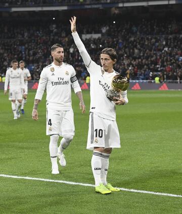 Luka Modric ofrece el Balón de Oro a la afición madridista. 