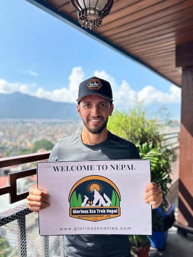 Un español vive en primera persona las protestas en Nepal: “Era una situación de guerra”