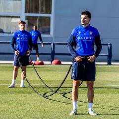 Álex Muñoz alivia los problemas en defensa