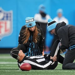 Umpire injured during Buccaneers-Panthers game after collision with player