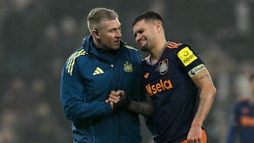 Newcastle United's Brazilian midfielder #39 Bruno Guimaraes reacts ash he leaves the pitch after being substituted off injured during the English Premier League football match between Tottenham Hotspur and Newcastle United at the Tottenham Hotspur Stadium in London, on February 10, 2026. (Photo by Glyn KIRK / AFP) / RESTRICTED TO EDITORIAL USE. No use with unauthorized audio, video, data, fixture lists, club/league logos or 'live' services. Online in-match use limited to 120 images. An additional 40 images may be used in extra time. No video emulation. Social media in-match use limited to 120 images. An additional 40 images may be used in extra time. No use in betting publications, games or single club/league/player publications. /