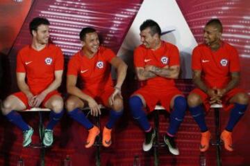 Los jugadores de la seleccion chilena, Angelo Henriquez, Alexis Sanchez, Gary Medel y Arturo Vidal, durante presentacion de la nueva Camiseta Centenario de Nike que sera ocupada en la Copa America de Estados Unidos en el domo de Juan Pinto Duran.