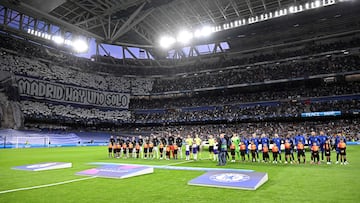 Real Madrid and Chelsea players pose for a photograph prior the UEFA Champions League quarter final first leg football match between Real Madrid CF and Chelsea FC at the Santiago Bernabeu stadium in Madrid on April 12, 2023. (Photo by JAVIER SORIANO / AFP)