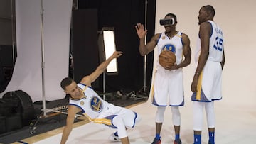 Stephen Curry, Andre Iguodala y Kevin Durant durante la presentación del equipo la pasada temporada.