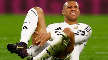Soccer Football - Champions League - Quarter Final - Second Leg - Real Madrid v Arsenal - Santiago Bernabeu, Madrid, Spain - April 16, 2025 Real Madrid's Kylian Mbappe sustains an injury before being substituted REUTERS/Susana Vera