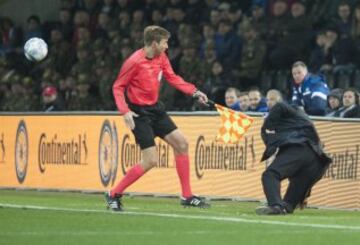 Vicente del Bosque cae al suelo. 