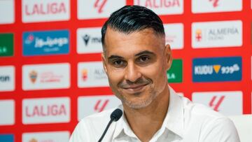 Andrés Fernández en una rueda de prensa con el Almería.