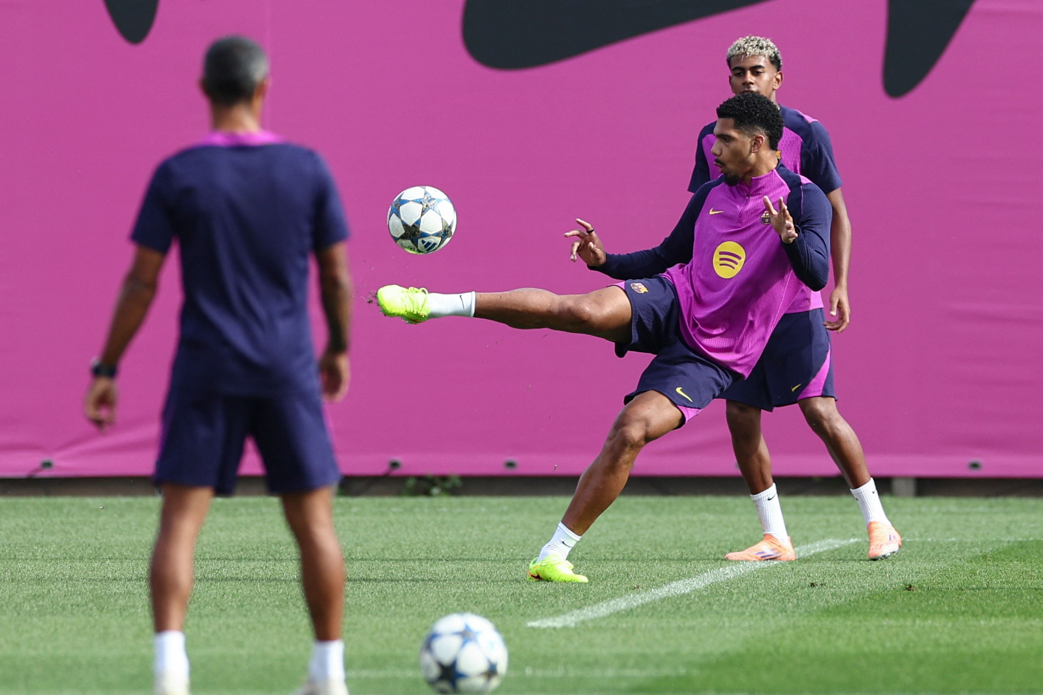 رونالد أراوخو يشيد بزميله لامين يامال ويؤكد على أهمية الأداء في الملعب