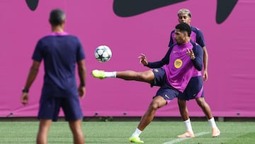 Ronald Araújo golpea un balón durante un entrenamiento.