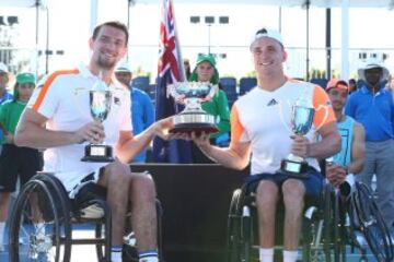 El belga Joachim Gerard y el británico Gordon Reid posan con su trofeo de campeones del Open de Australia en dobles en silla de ruedas masculino.