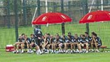 <B>DOCTRINA</B>. Como un maestro en su aula, Queiroz sentó ayer la plantilla para explicar su teoría sobre el fútbol que quiere en el nuevo Real Madrid.