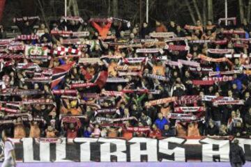 El grupo de radicales del Rayo Vallecano, conocidos como los "Bukaneros", vuelven a la grada del estadio de Vallecas en el partido que su equipo disputa hoy contra el Villarreal, correspondiente a la vigésimo tercera jornada de Liga de Primera División.