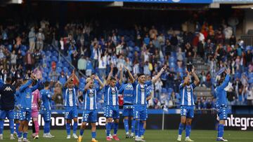 Los jugadores del Deportivo, despidiéndose de su afición tras la victoria ante el Algeciras.